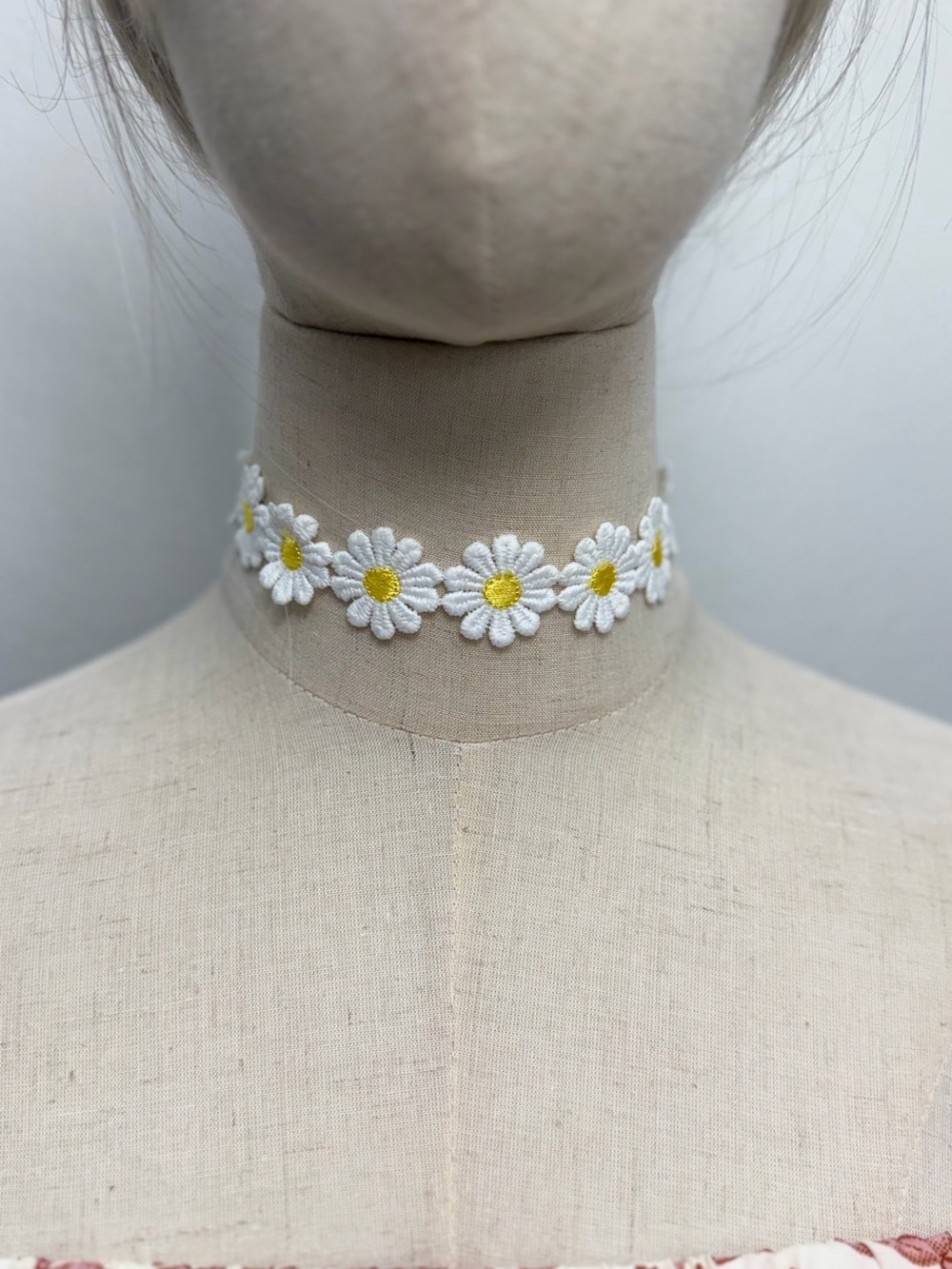 White Daisy Flower Choker Necklace Yellow Center Y2K Floral Adjustable